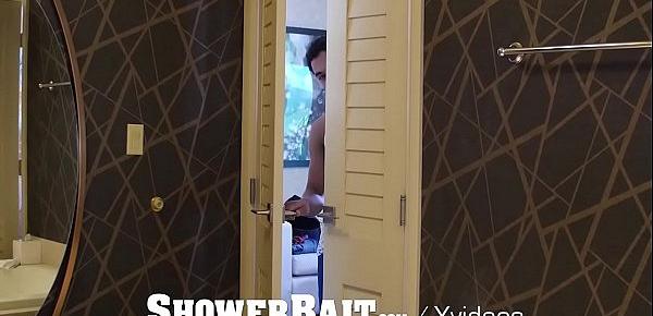  ShowerBait Intruder fucks str8 guy in the shower